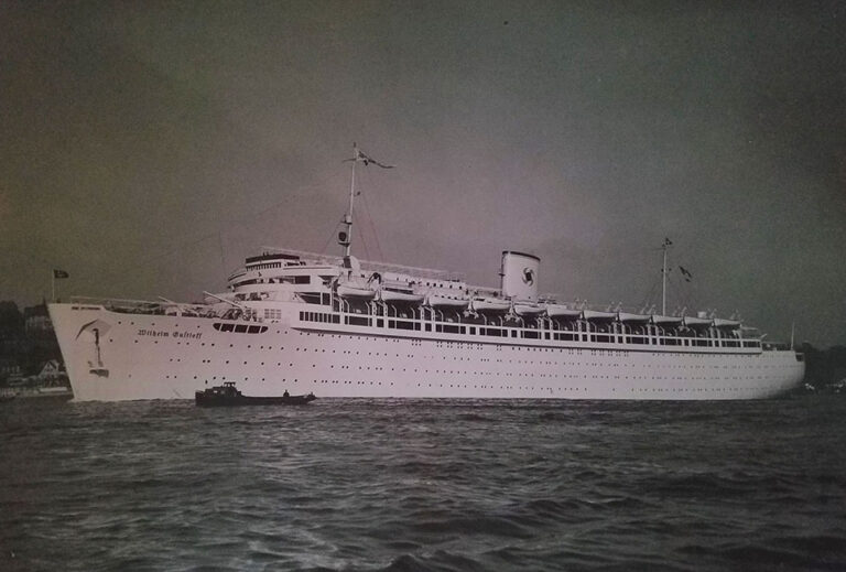 Německý parník Wilhelm Gustloff krátce před svou osudnou plavbou v lednu 1945. Jeho potopení v Baltském moři se stalo největší námořní katastrofou v dějinách.