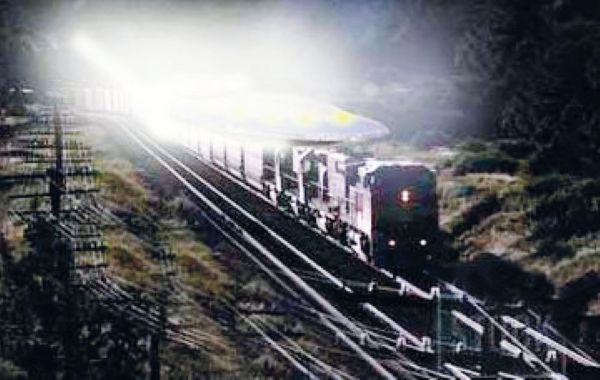 K vlaku se přiblíží stroj, který se podle svědků nepodobá ničemu, co dosud viděli. Foto: Pixfuel