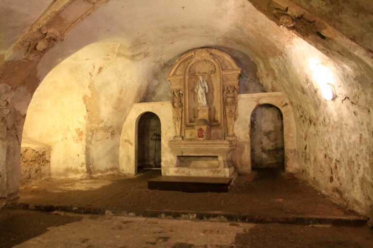 Místo, kde měl první český poustevník žít, modlit se a bojovat s démony...