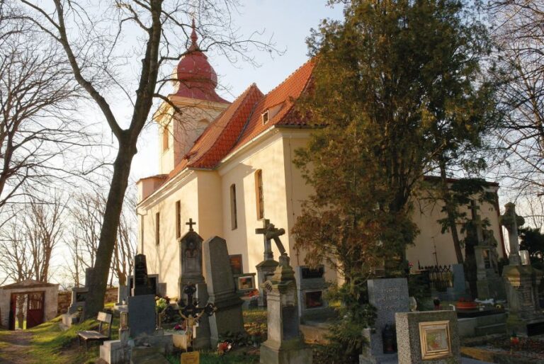 Na Neutonickém hřbitově se ozývá smích malé dívenky.