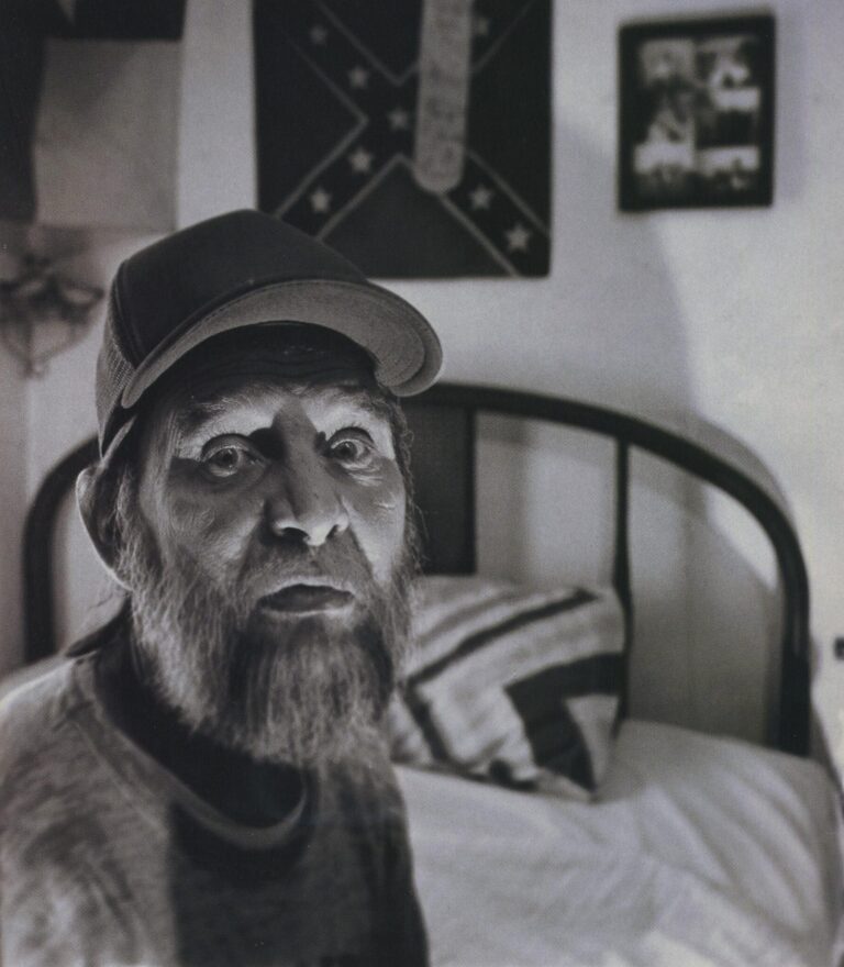 Místní lidé si myslí, že rodina Wilksových vede satanistický kult. „Nikdo se mnou nechce mít nic společného,“ říká Frank Wilks (sedící na posteli, na které zemřela Terrie Trosper).