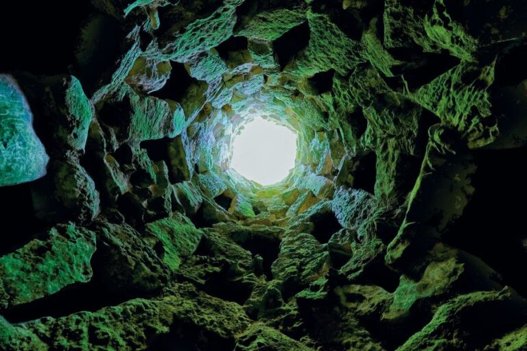 Může snad pro ně studna být přestupní branou do věčnosti, kam se kvůli betonové pečeti nemohou dostat? Foto: Shutterstock