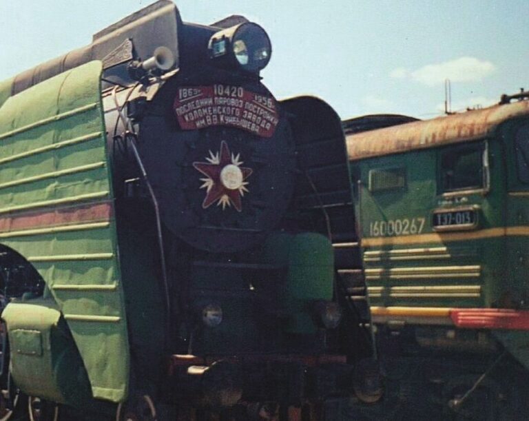 Průvodčí vlaku vydává nařízení, aby se nikdo nedíval z okna. A pro jistotu je zatáhne. Foto: Volkov Vitaly w:ru:Участник:Kneiphof (Волков Виталий Сергеевич)/Creative Commons/CC BY-SA 1.0