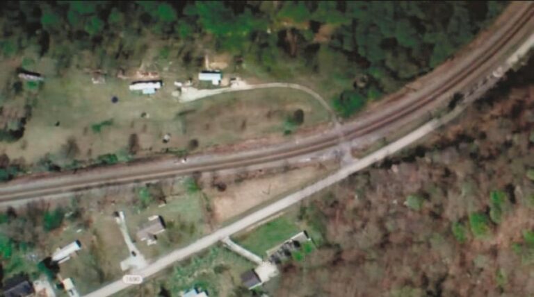 Fotografie místa, kde k údajnému střetu vlakové soupravy a stříbrného disku došlo. Foto: Commons Wikimedia / Public Domain