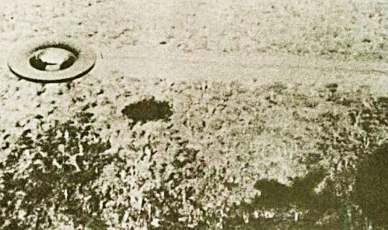 Diskovité těleso budí dojem, jakoby z něj zespoda šlehaly plameny. Foto: NASA