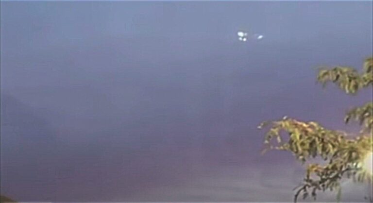 Snímek trojúhelníkového UFO. Dokazuje, že jsou tyto stroje skutečné? Foto: Pixfuel