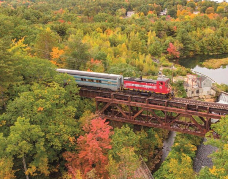 I z okénka jedoucího vlaku je možné spatřit UFO a pořídit jeho snímek. Foto: Commons Wikimedia / Public Domain