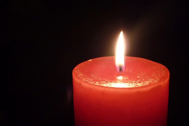 Červená svíčka symbolizuje vášeň a lásku.