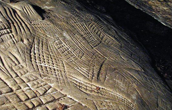 Kdo vytvořil tyto rytiny, skryté navíc na nepřístupných místech?