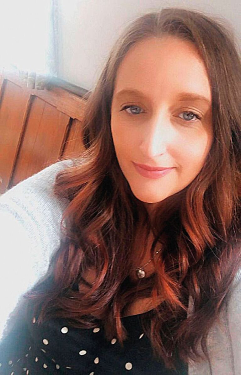 Manažerka baru Hayley Budd.