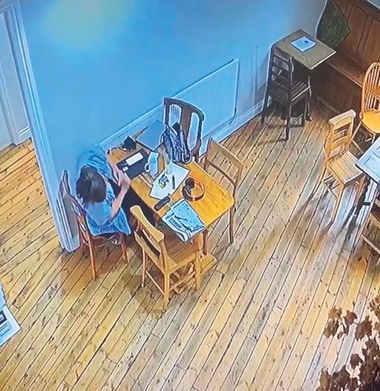 V prostorách hospody funguje neviditelná síla.