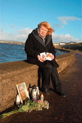 Annina matka u pomníčku své dcery. Policie její smrt rychle označila za sebevraždu.