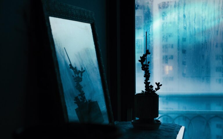 Zrcadla jsou podle esoteriků považována za portály do jiných světů a místa, kde se mohou zjevovat duchové...