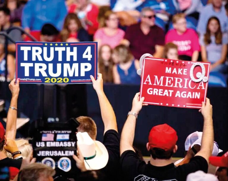 Konspirační teorie má stát i za návratem Donalda Trumpa do čela USA.