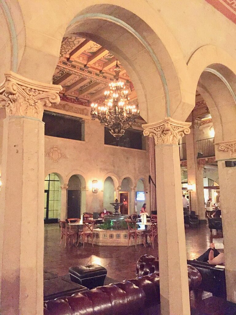 Legendární hotel v Kalifornii, kde se má v jednom z pokojů zjevovat duch Marilyn Monroe...