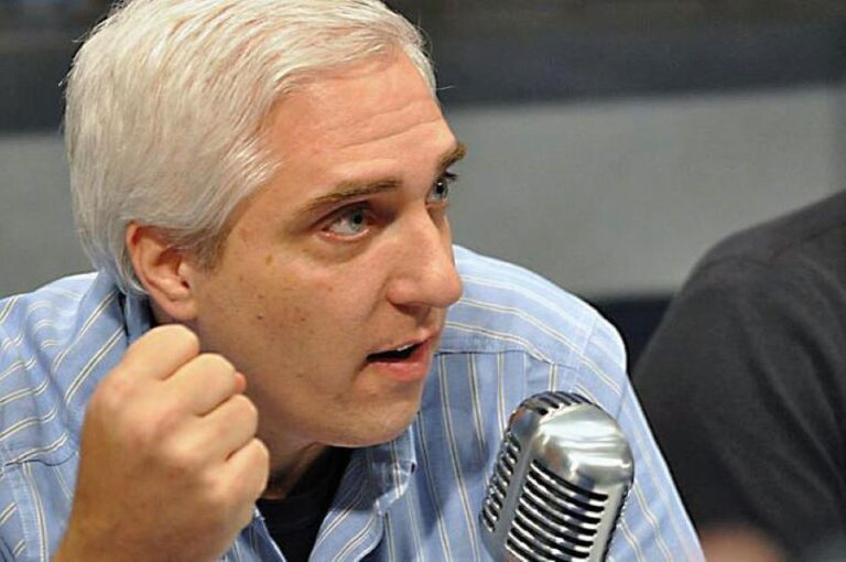 Americký neurolog, profesor a skeptik Steven Novella si myslí. že si farmaceutický průmysl právem zaslouží kritiku.