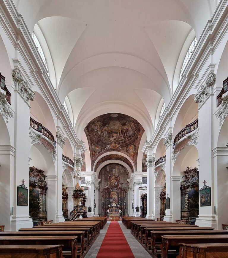 Interiér klatovského jezuitskéhp kostela. Foto: Ondraness/Creative Commons/CC BY-SA 4.0