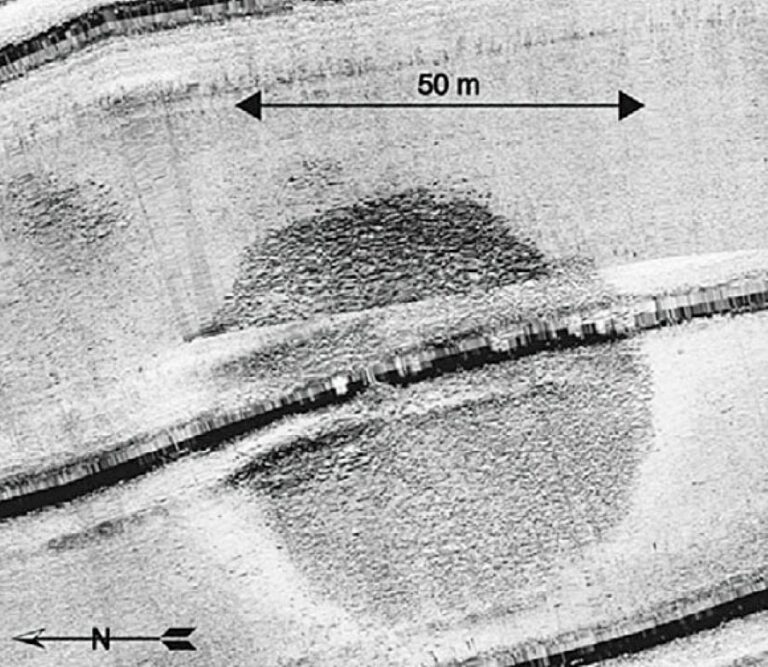 Na jinak hladkém a plochém dnu tyčí asi 10 metrů vysoký a 70 metrů široký kruhový útvar.