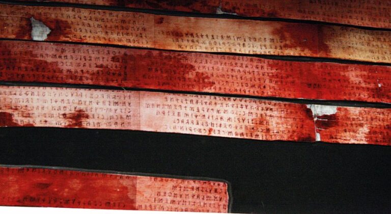 Až modernější výzkum ukáže, že plátno pokrývá text v jazyce Etrusků.