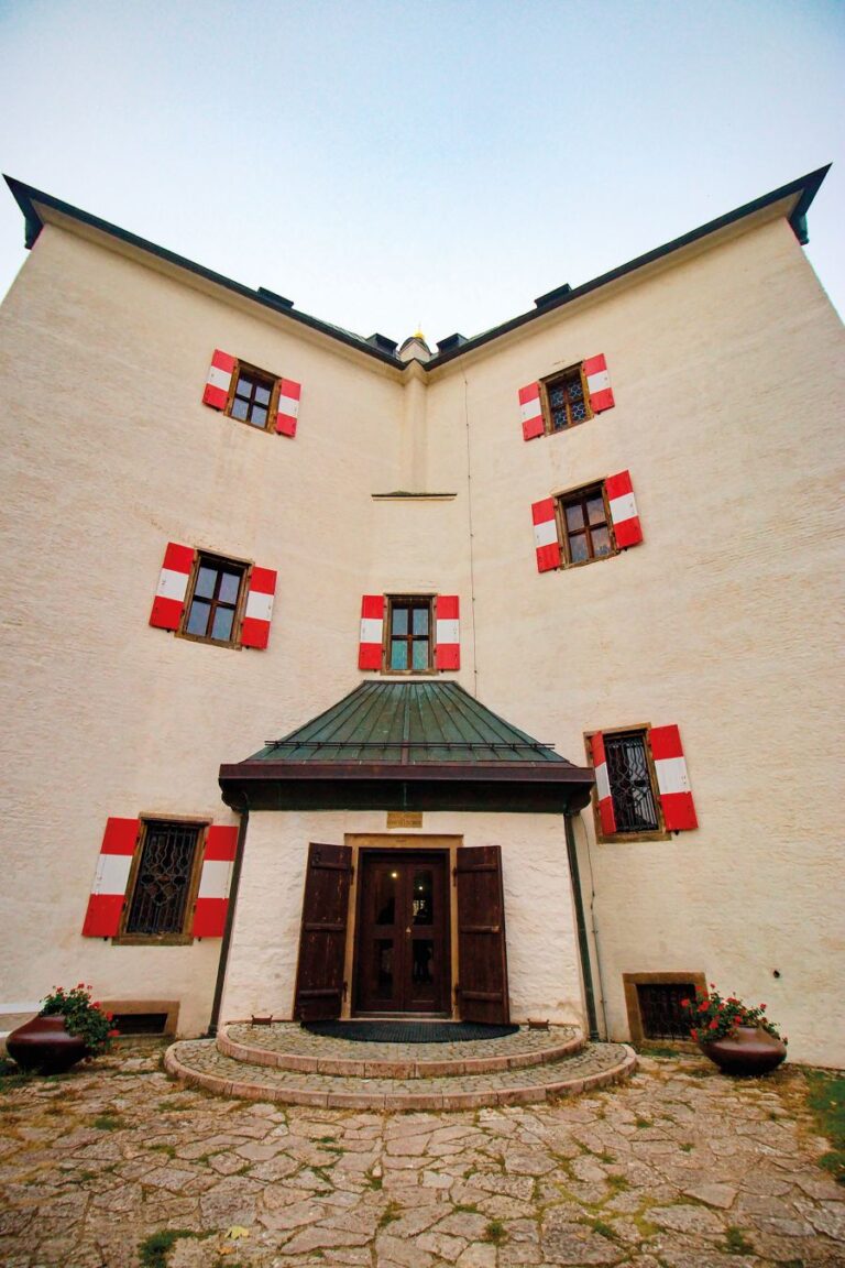 Čtyři patra stavby symbolizují čtyři přírodní živly.