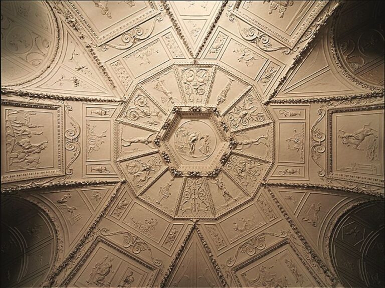 V každém patře se výzdoba stropů liší a odkazuje na něco jiného.