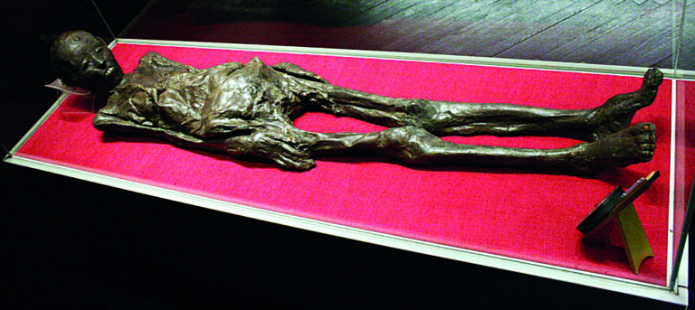 Komu patřila mumie se záhadným obalem? Prozradil by její původ o textu něco více?