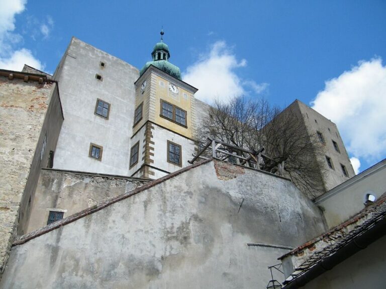 Nejznámější černá paní se prochází na hradě Buchlov. Foto: Nikolice. n/Creative Commons/CC BY-SA 4.0