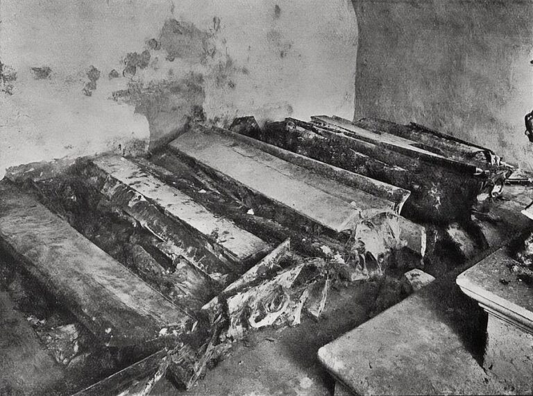 Zetlelé rakve z roku 1851 s uloženými ostatky českých králů během otevření hrobky dne 27. dubna 1928. Foto: Neznámý autor/Creative Commons/Public Domain