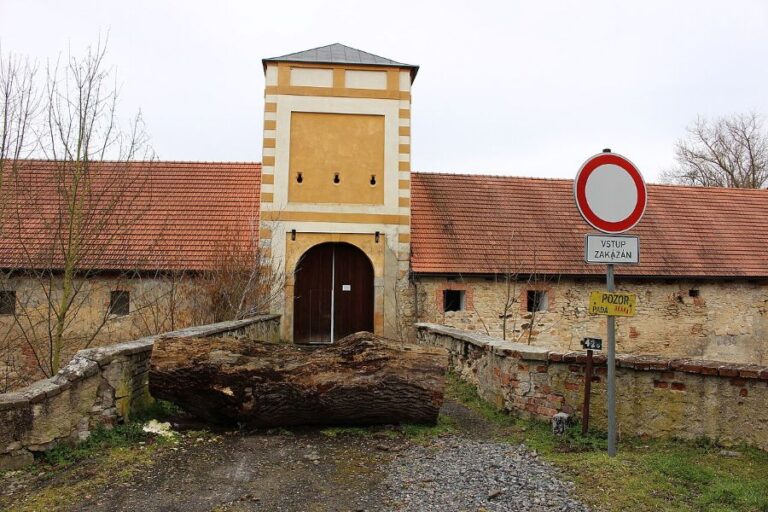 Také zámek Košátky má svůj temný přízrak. Foto: Hubert Kororo/Creative Commons/CC BY-SA 4.0