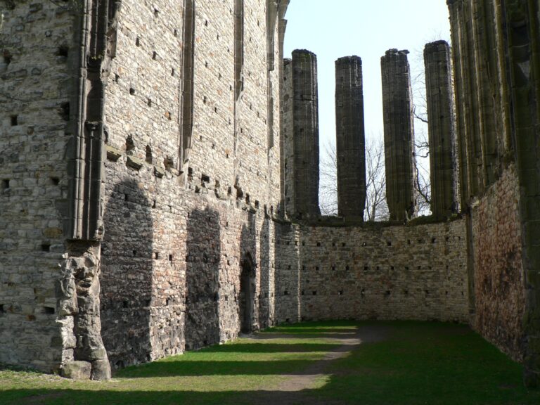 Panenský Týnec je jedním z nejznámějších léčivých míst. Kde se bere jeho síla?