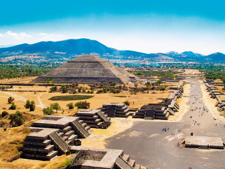 Na vrcholech monumentálních pyramid se odehrávaly kruté rituály.