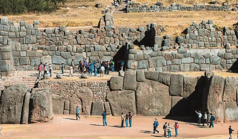 V podobné době jako Machu Picchu vzniká na severním okraji jihoperuánského města Cuzco tajuplná stavba jménem Sacsayhuaman.