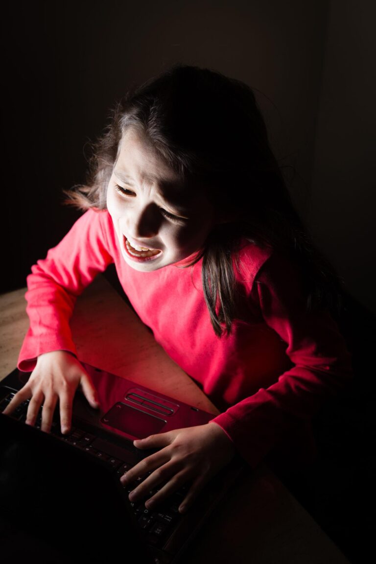 Mnoho lidí tvrdilo, že už pouhý pohled na fotografii obrazu vyvolává strach, nevolnost či podivné pocity...