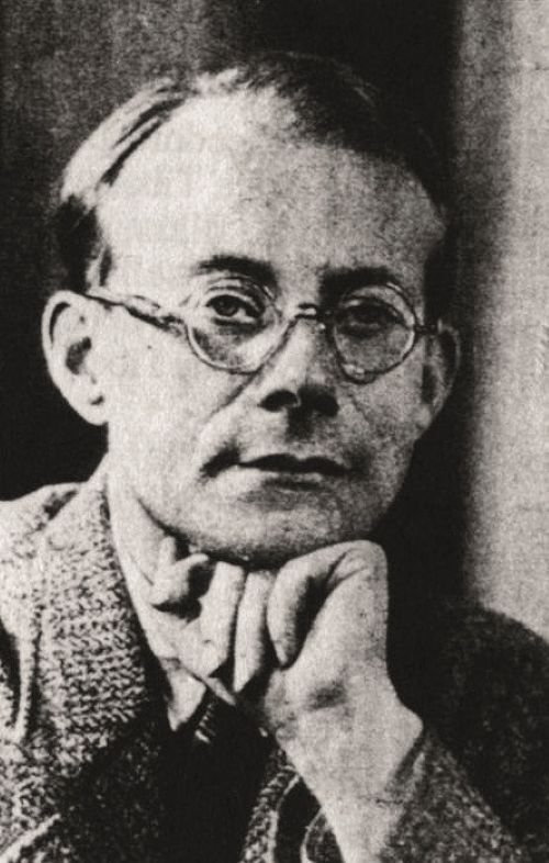 Theodore Illion se vydá do neznámé země v přestrojení za Tibeťana.