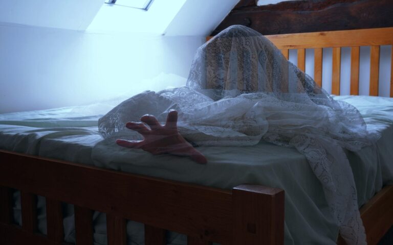 Majitelé tvrdili, že postavy z obrazu v noci ožívají a opouštějí plátno – pravda, nebo jen děsivá iluze?