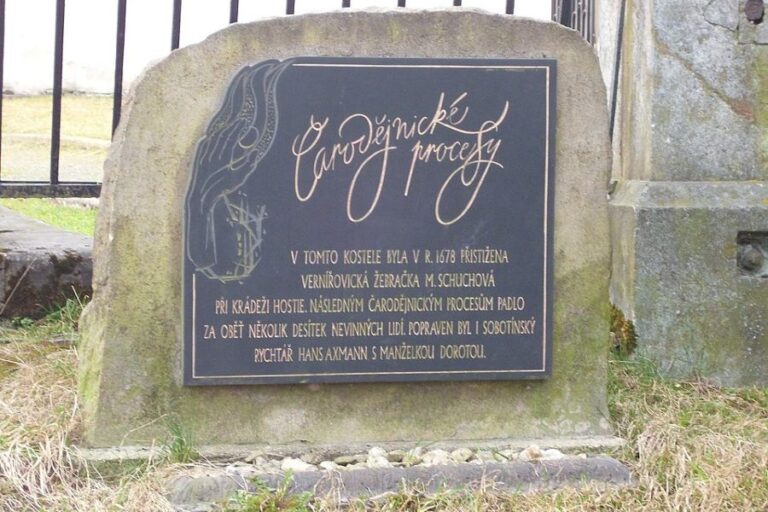 Pamětní deska před kostelem sv. Vavřince v Sobotíně byla instalována jako uctění obětí čarodějnických procesů ve Velkých Losinách. Foto: Jan Pešula/Creative Commons/CC0 1.0