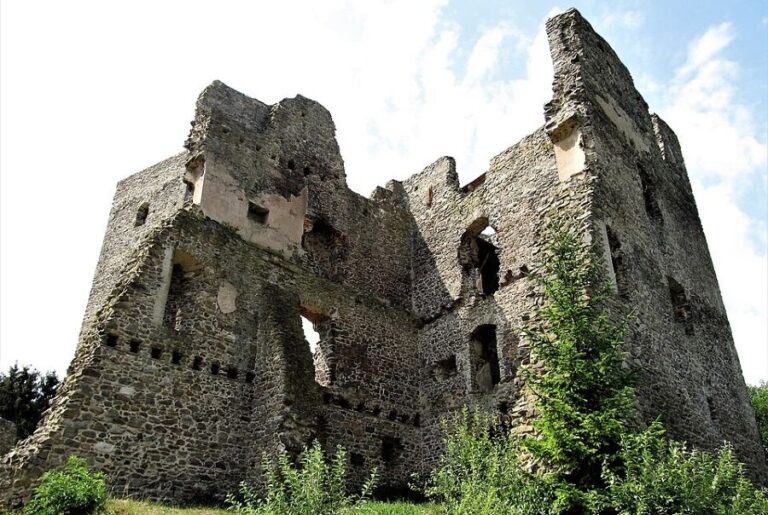 Na zazděnou dětskou kostru narazili archeologové na hradě Rokštejn. Foto: Vlach Pavel/Creative Commons/CC BY-SA 4.0