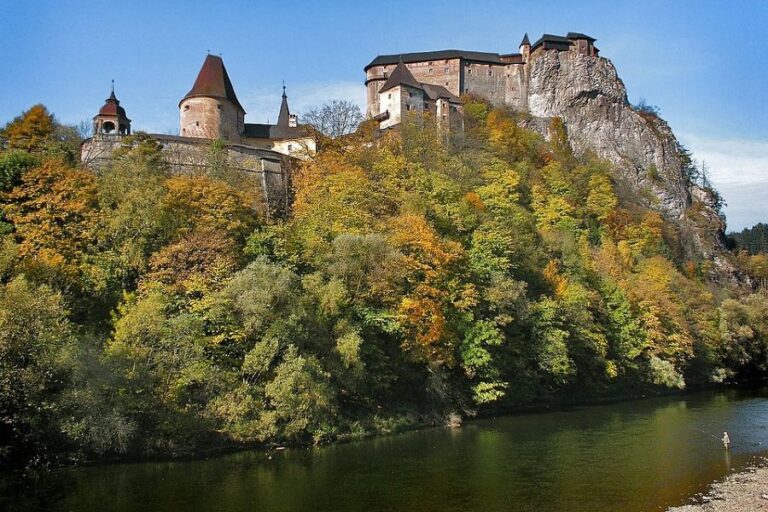 Oravský hrad se poklidně tyčí nad řekou. Ale zdání klame… Foto: The original uploader was Jurbox at Polish Wikipedia/Creative Commons/CC BY-SA 2.5