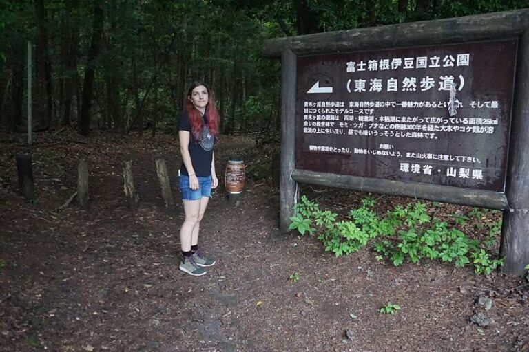 V lese Aokigahara se nacházejí varovné cedule. Foto: Liz Mc from Austin, Texas/Creative Commons/CC BY-SA 2.0