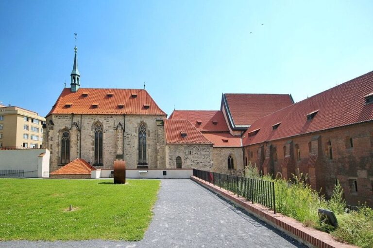 Budova Anežského kláštera v Praze. Jeho návštěva turisty láká, ale odpověď, kde světice odpočívá, tady nenajdou. Foto: VitVit/Creative Commons/CC BY-SA 4.0