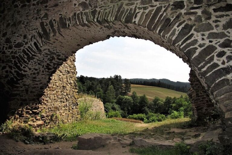 Středověký hrad musel být pevný a nedobytný. Napomoci tomu měly i dětské ostatky uvnitř jeho zdí. Foto: Vlach Pavel/Creative Commons/CC BY-SA 4.0