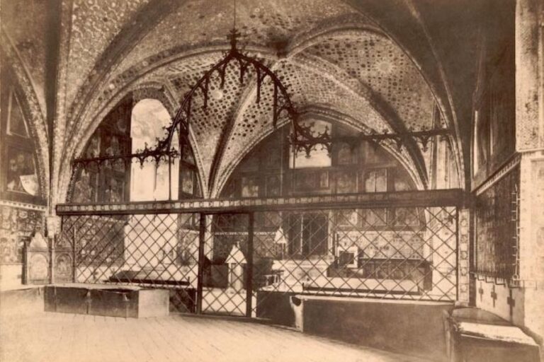 Mnohé relikvie nalezly svůj úkryt v kapli svatého Kříže na Karlštejně. Foto: Jindřich Eckert (1833–1905)/Creative Commons/Public Domain