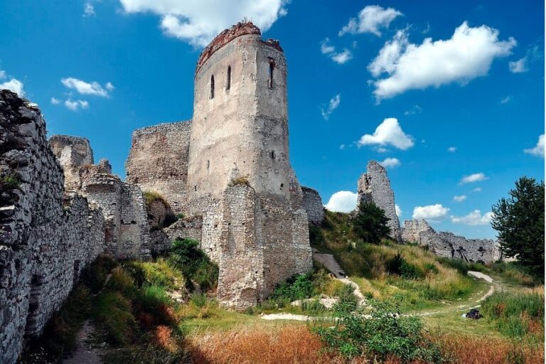 Na svém sídle, Čachtickém hradě, prý hraběnka dodnes straší. Foto: LMih/Creative Commons/CC BY-SA 3.0