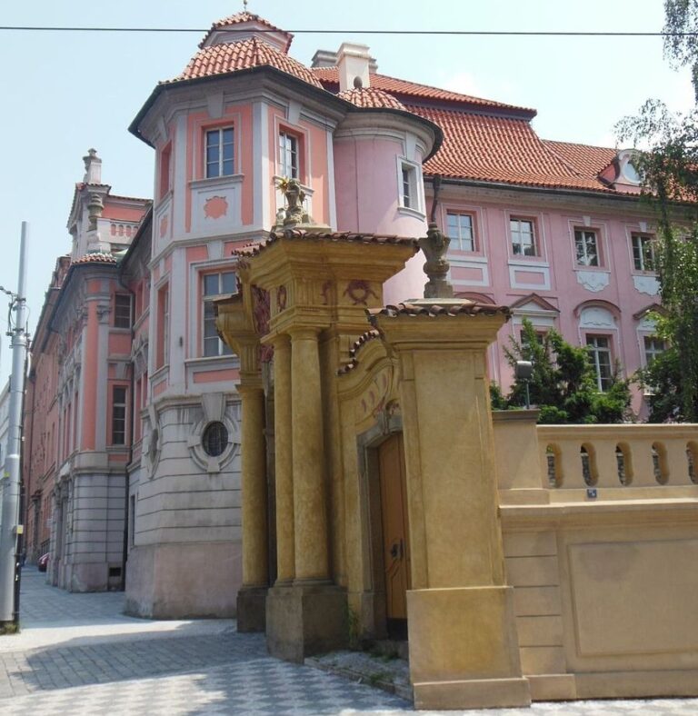 Boční pohled na Faustův dům a bránu do komplexu kostela sv. Jana Nepomuckého na Skalce. Foto: PatrikPaprika/Creative Commons/CC BY-SA 3.0
