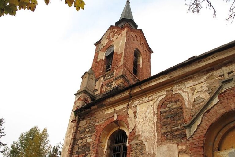 Starý chátrající kostel je sugestivním místem připomanjícím zmizelé obyvatele, sudetské Němce. Foto: Juandev/Creative Commons/CC BY-SA 3.0
