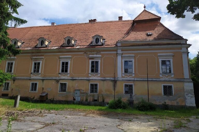Průčelí západního křídla budovy. Foto: Ľuboš Repta/Creative Commons/CC BY-SA 4.0