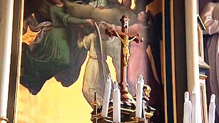 Kříž i oltář byly důkladně prohlédnuty. Stopy po zařízení však nikdo nenašel.