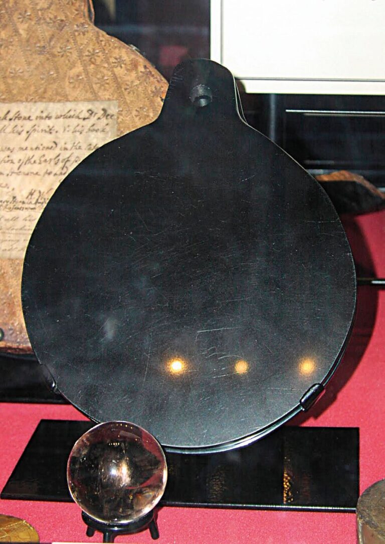 John Dee používal tajemné černé zrcadlo coby