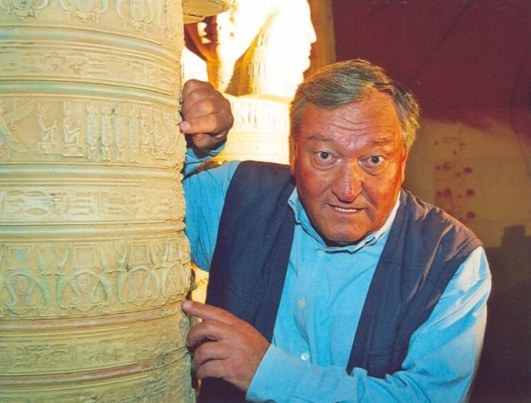 Švýcarský záhadolog Erich Anton Paul von Däniken zodpověděl Enigmě několik otázek.