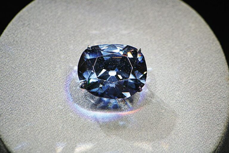 Proslulý diamant Naděje působí doslova jako magnet na neštěstí.